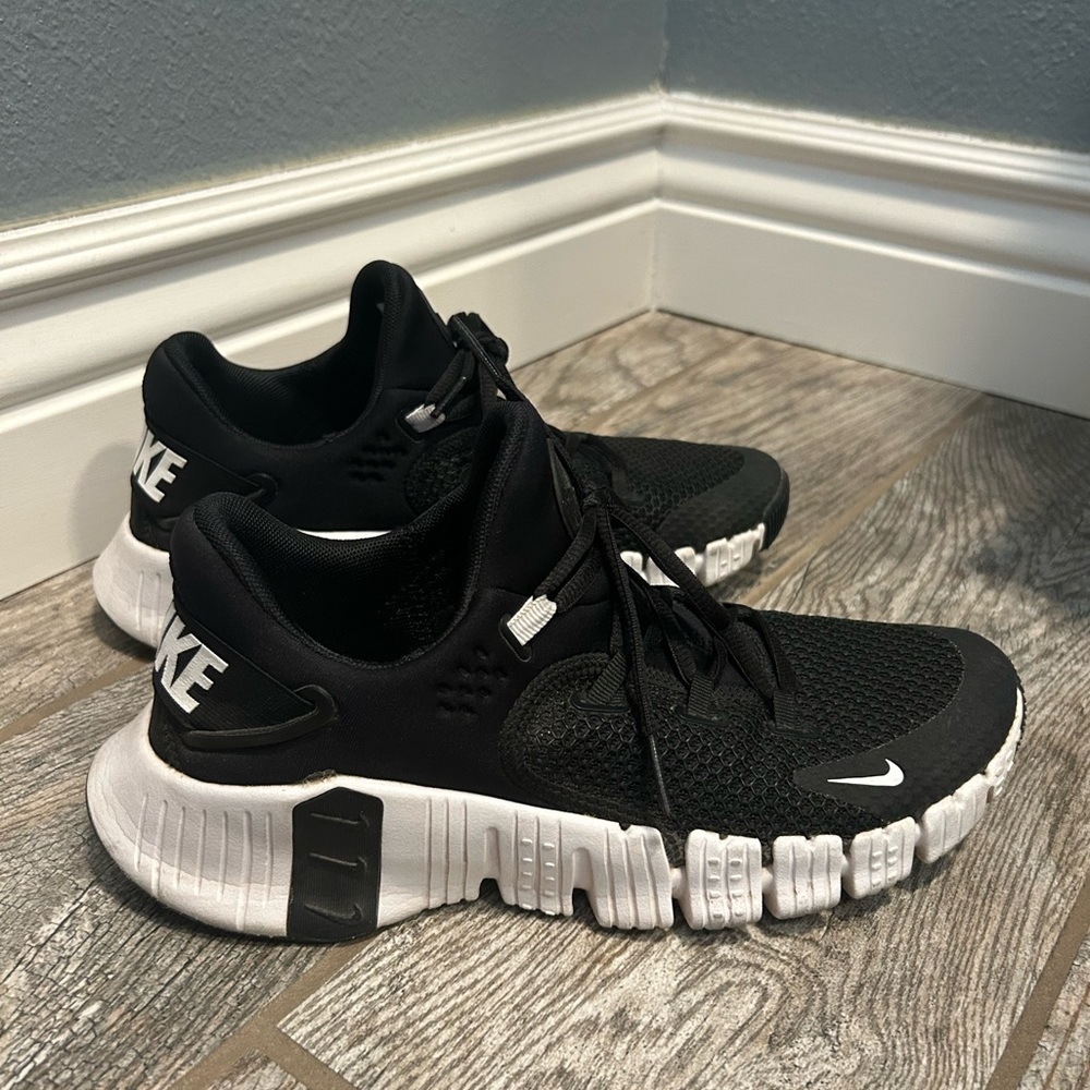 Black & White NIKE Metcon 4- Women’s Athletic Shoe